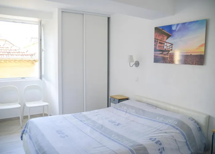 Sunny Apartment In Heart Of Nice Old Town
