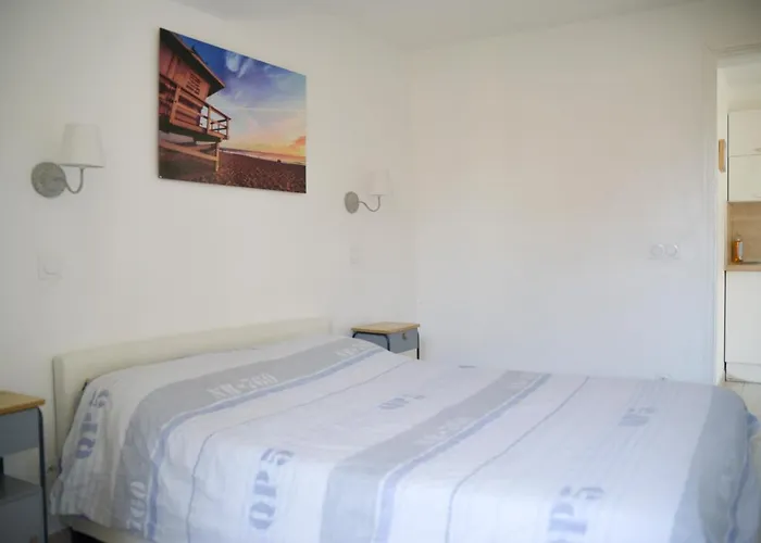 Sunny Apartment In Heart Of Nice Old Town