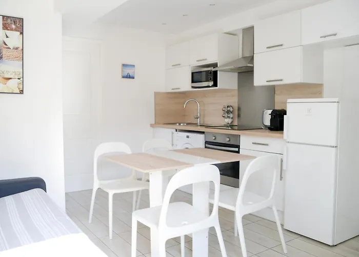 Sunny Apartment In Heart Of Nice Old Town