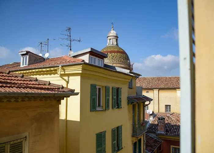 Sunny Apartment In Heart Of Nice Old Town