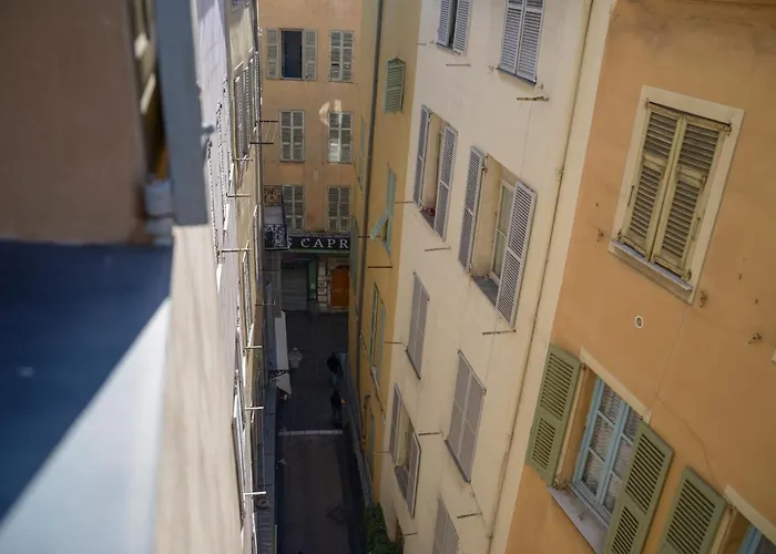 Sunny Apartment In Heart Of Nice Old Town