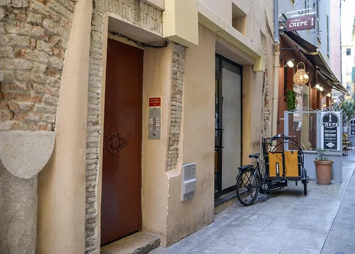 Sunny Apartment In Heart Of Nice Old Town